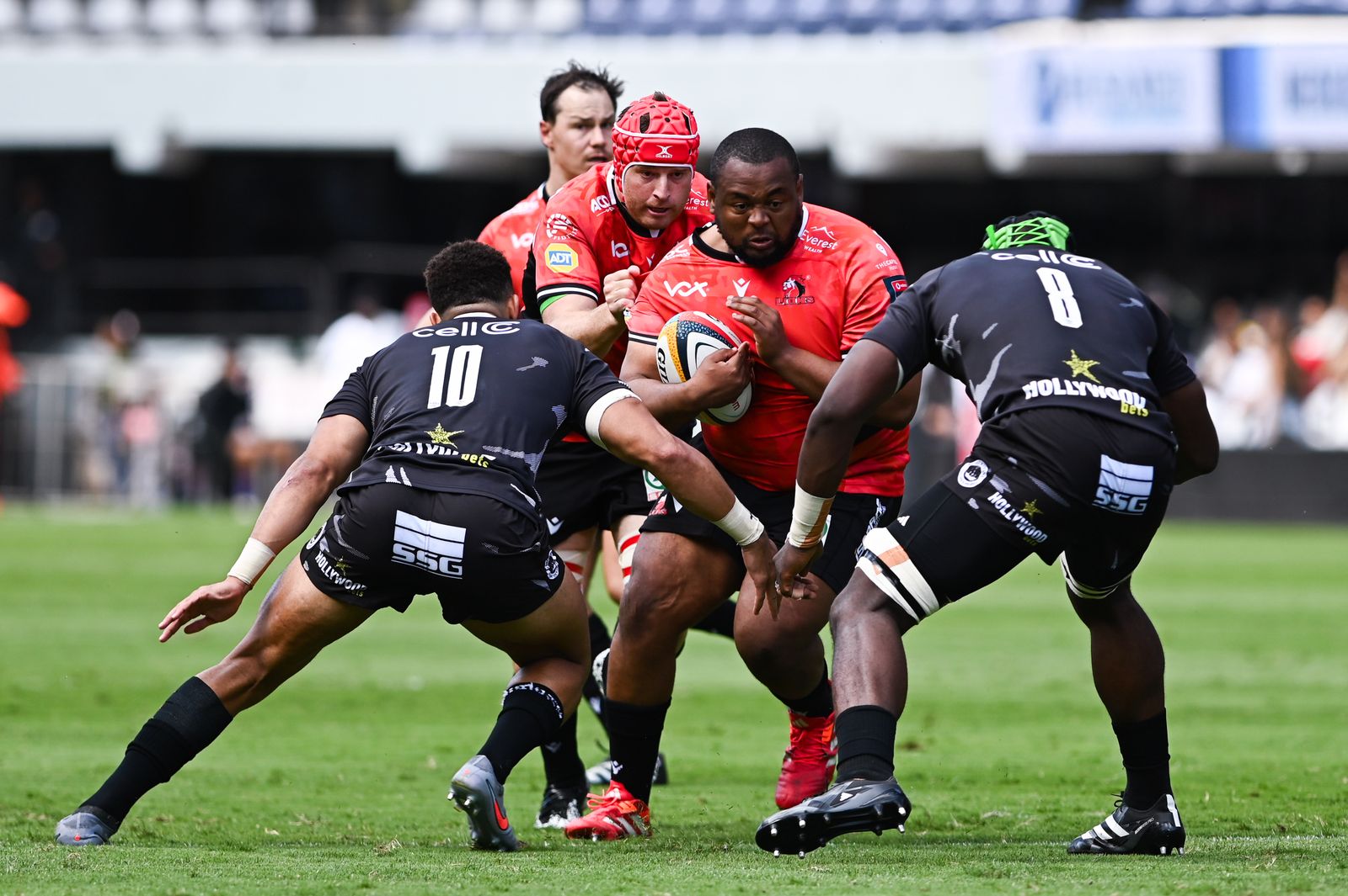 Asenathi Ntlabakanye runs into contact