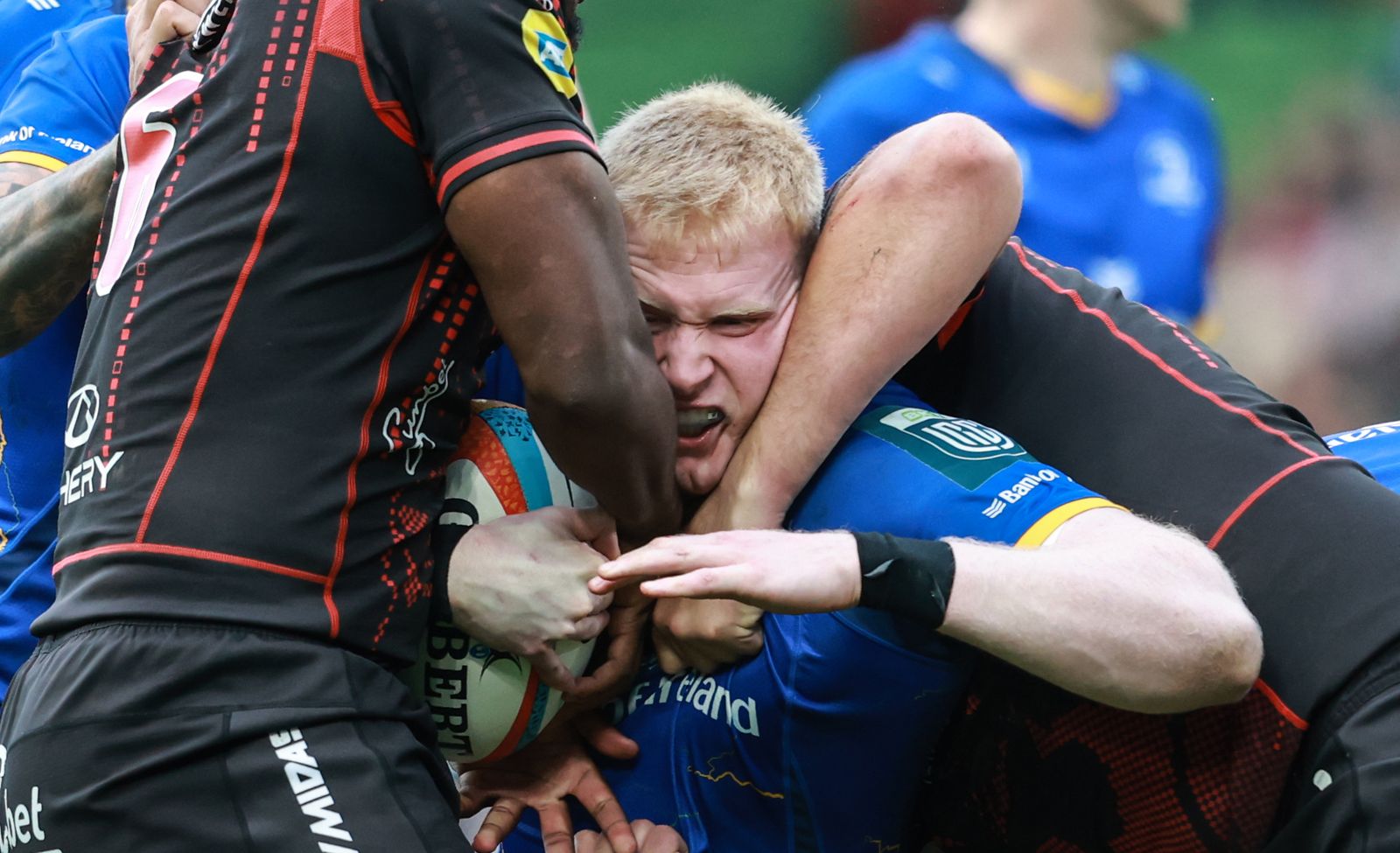 Sibabalwe Mahashe and Reinhard Nothnagel tackle Jamie Osborne