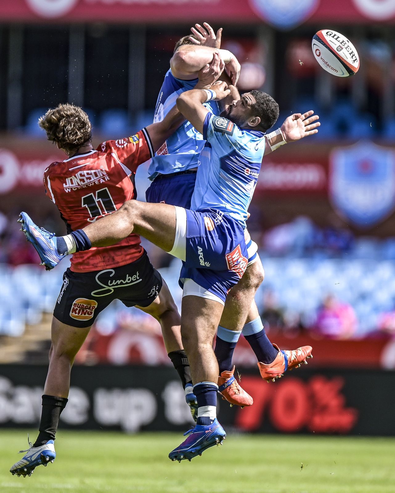 Eduan Keyter and Stravino Jacobs contest a high ball