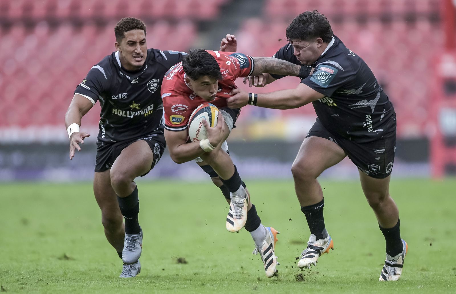 Bronson Mills is tackled by Eduan Swart and Jordan Hendrikse 21_2_2026